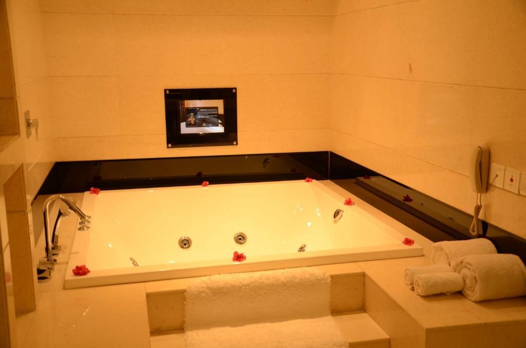 House International Hotel Чэнду Экстерьер фото